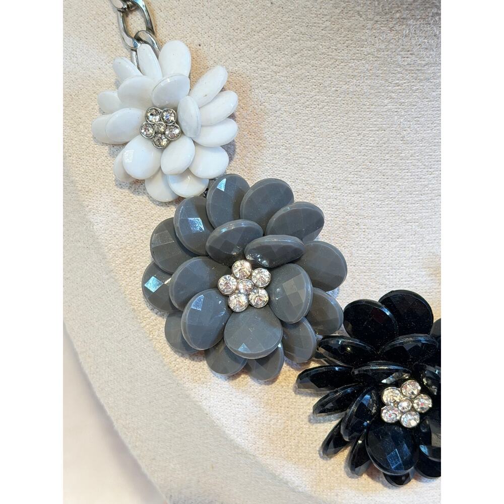 Black/Gray/Wht  Layered Floral Statement Necklace – 9" Drop - Picture 4 of 4